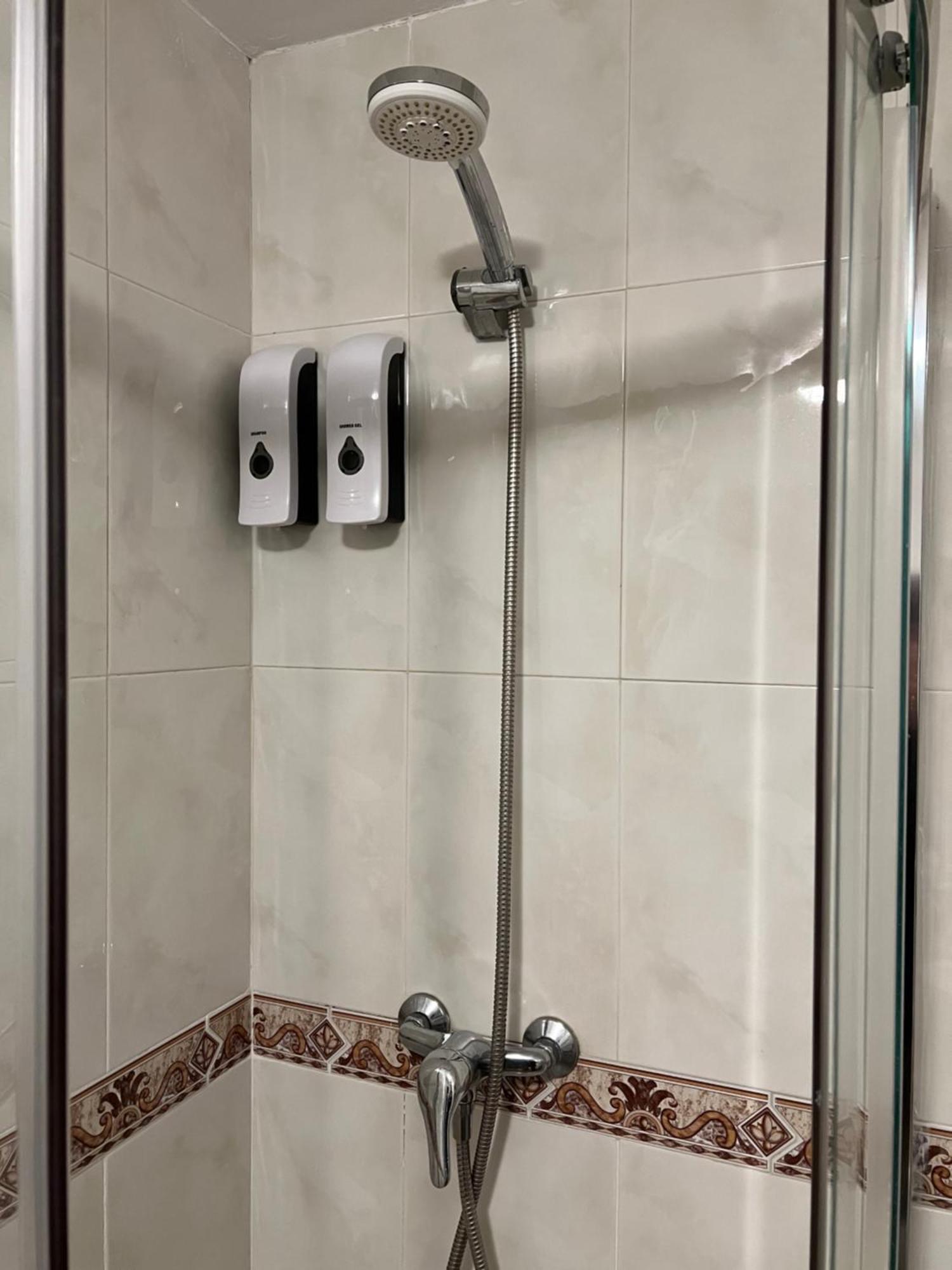 A 5 Minutos De Ifema Y 10 Del Aeropuerto, Habitacion Y Bano Privado Con Entrada Independiente * Madrid