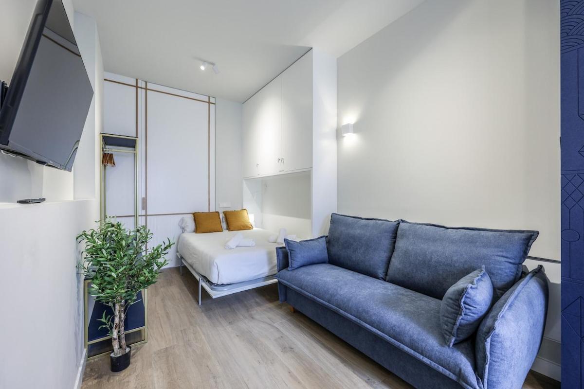 Chic Steps From Gran Via Apartment