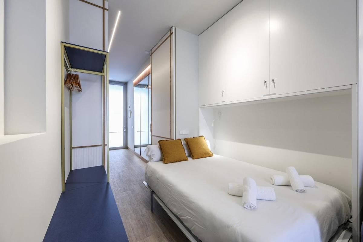 Chic Steps From Gran Via Apartment