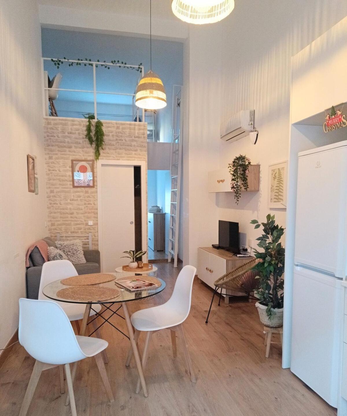 Cute Loft, 6 Metro Stops From Downtown, Ac & Wifi Apartment