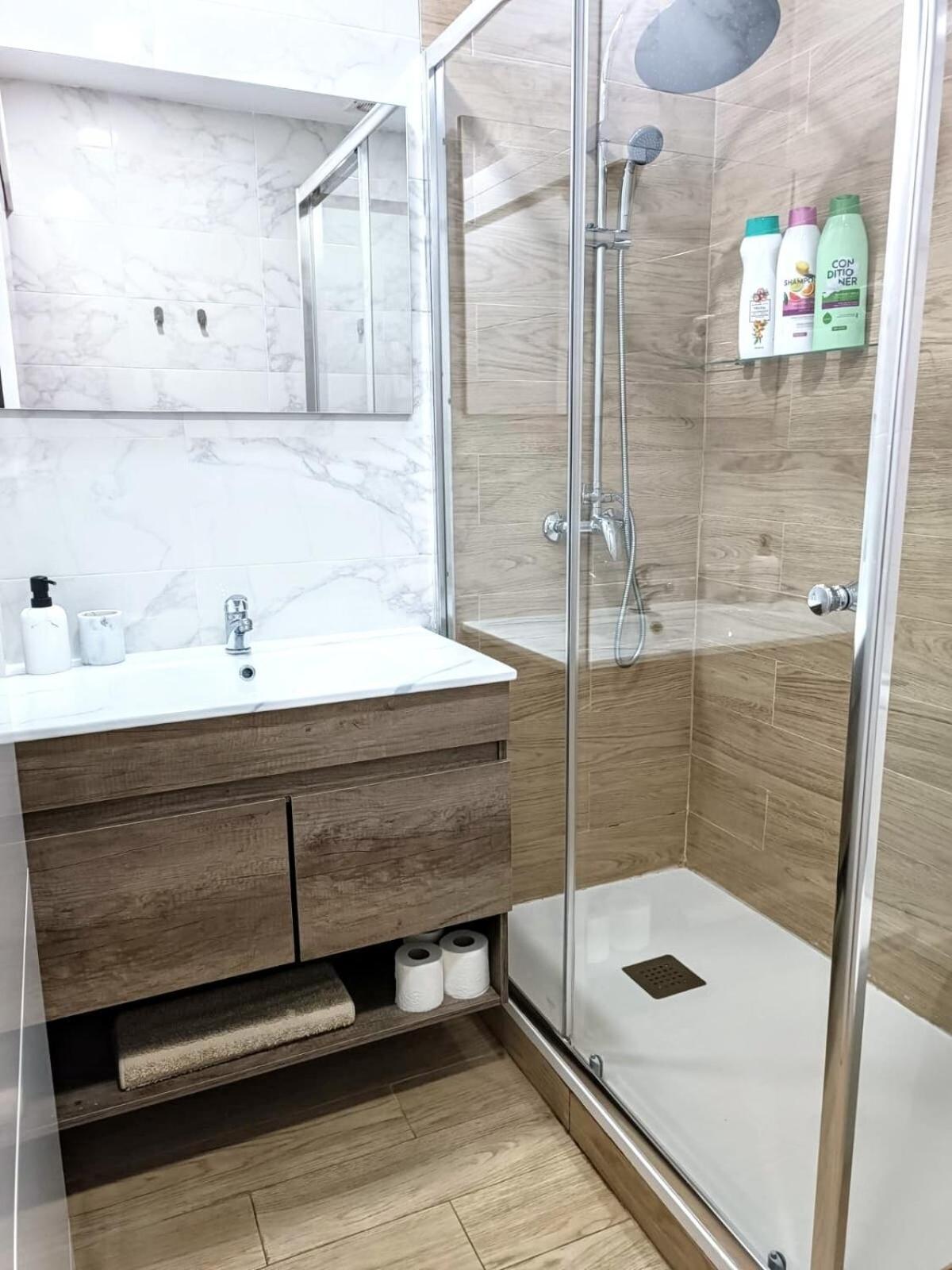 Cute Loft, 6 Metro Stops From Downtown, Ac & Wifi Apartment