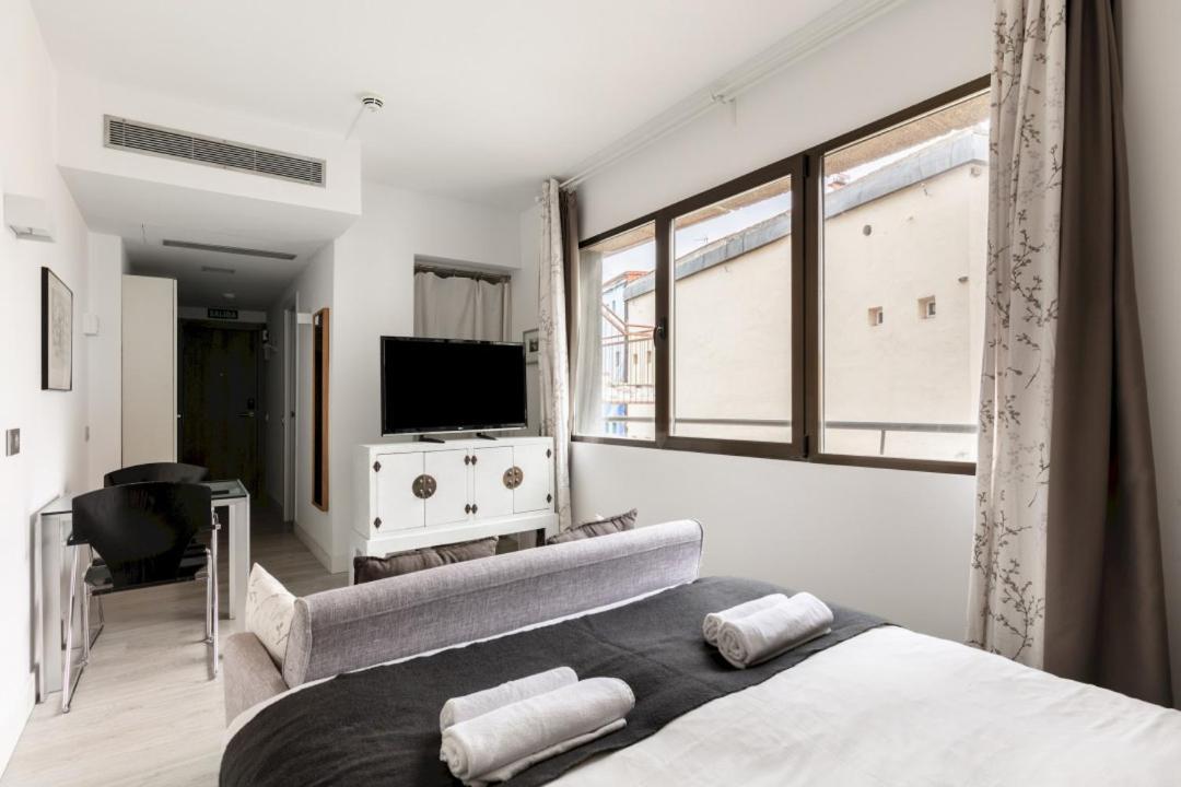 1 Bedroom 1 Bathroom Furnished - Recoletos - Modern Functional - Mintystay