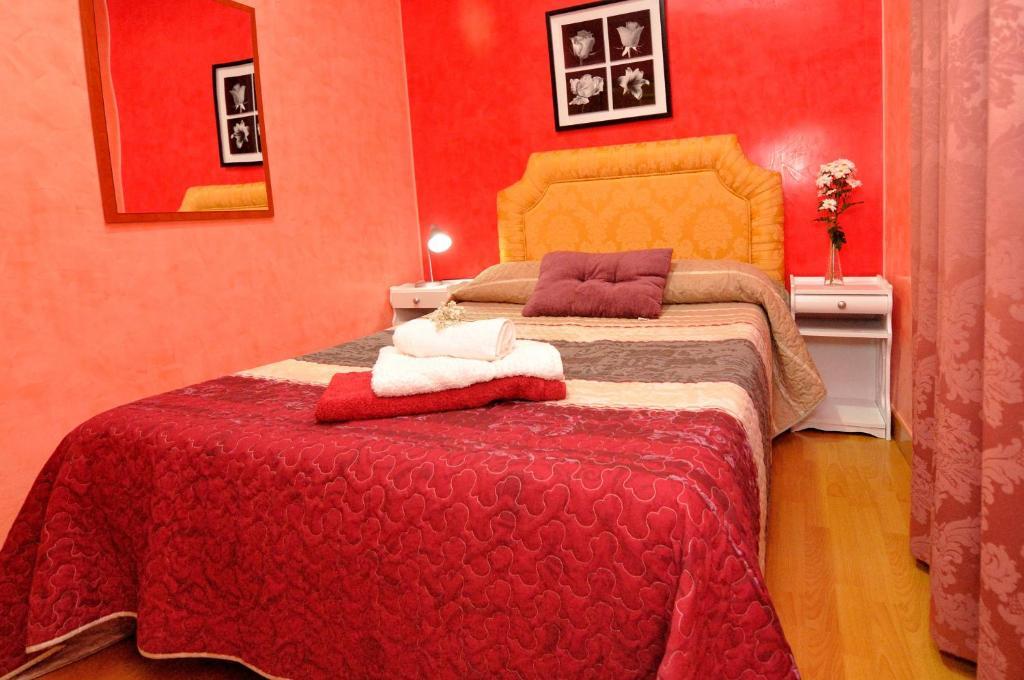 Far Plaza Mayor Hostel *