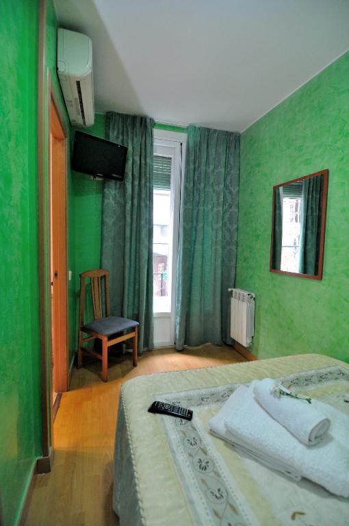 Far Plaza Mayor Hostel *