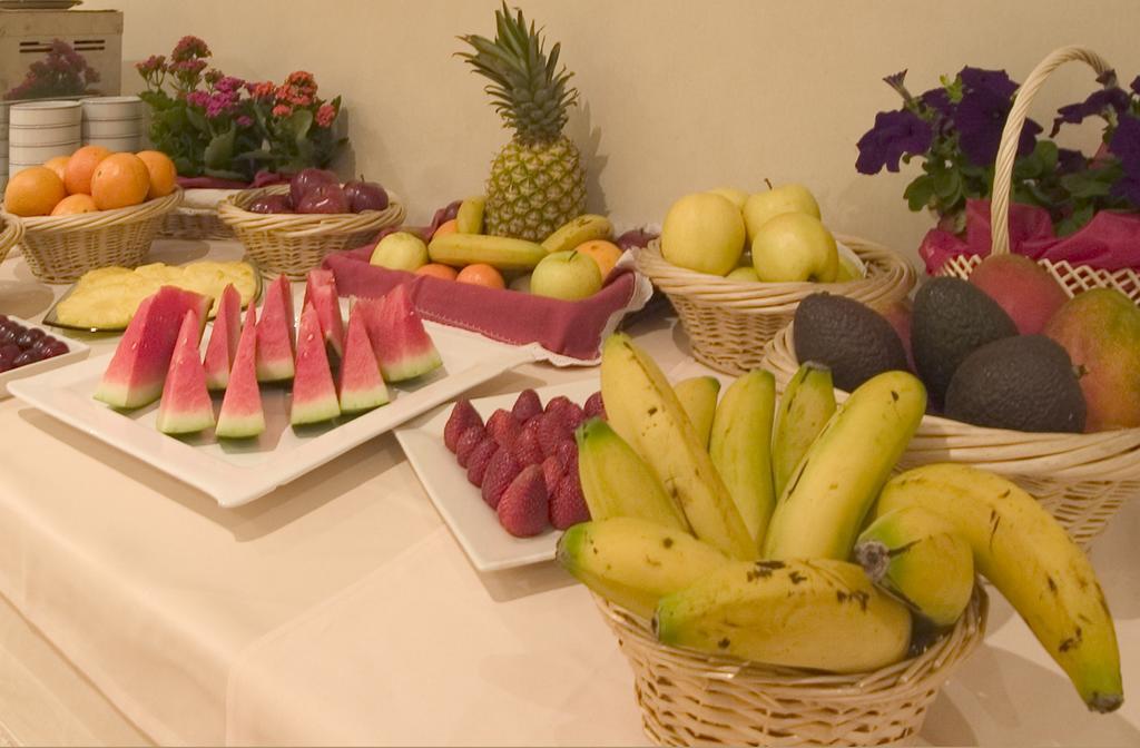 Infanta Mercedes Hotel 2*