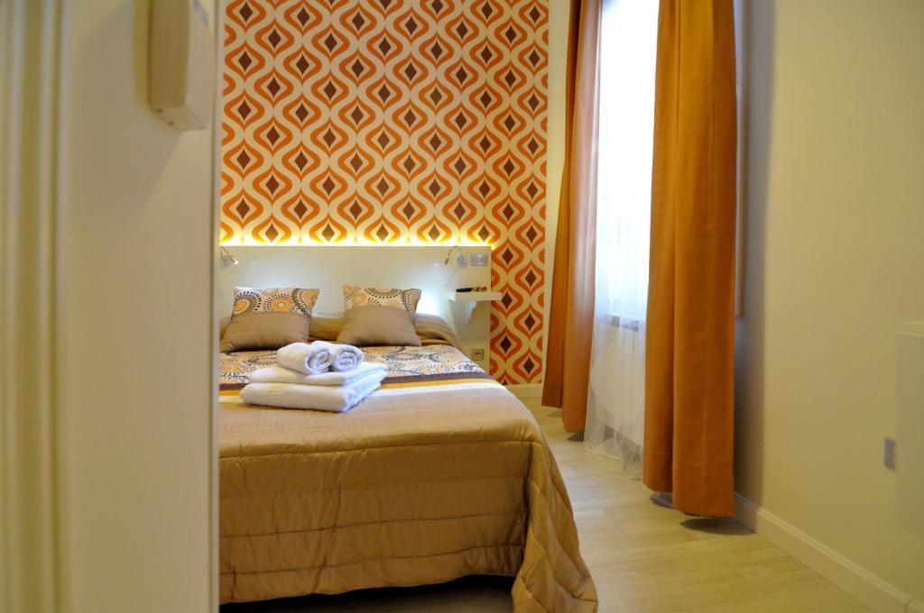 Far Plaza Mayor Hostel *