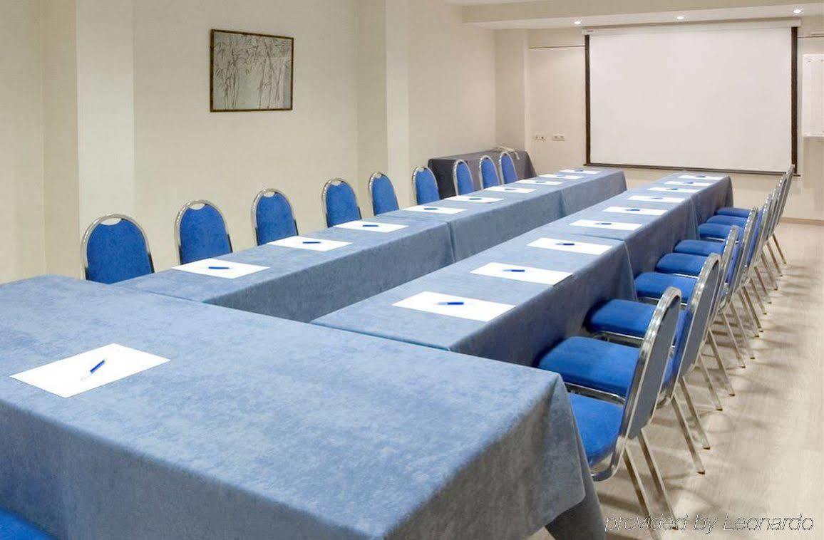 Infanta Mercedes Hotel 2*