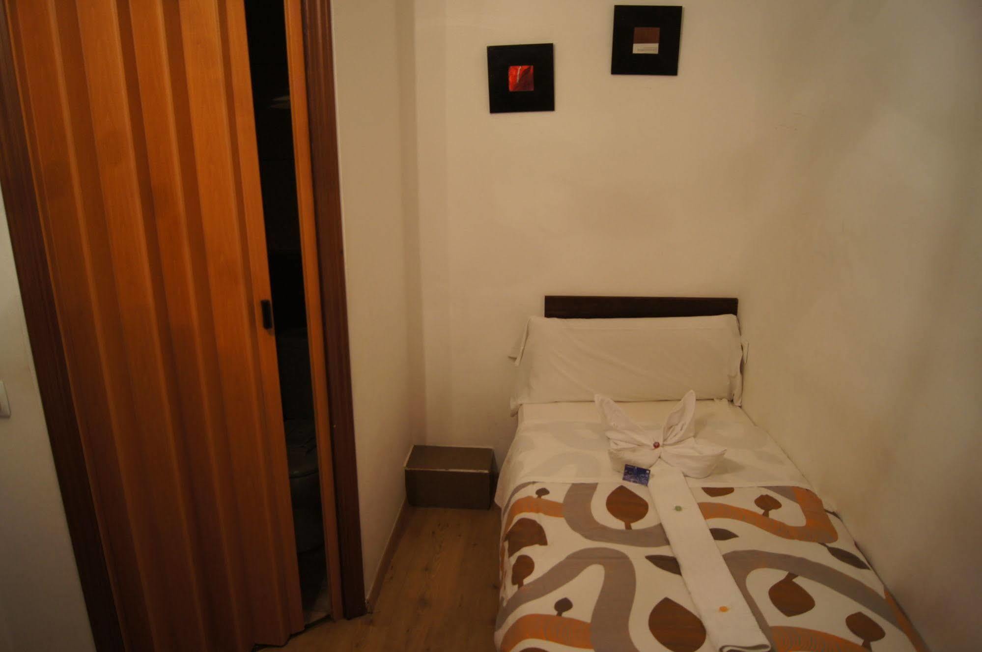 Hostal A Nuestra Senora De La Paloma Madrid