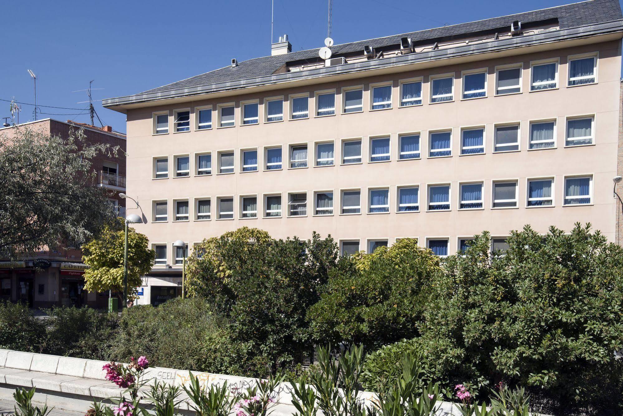 Infanta Mercedes Hotel 2*