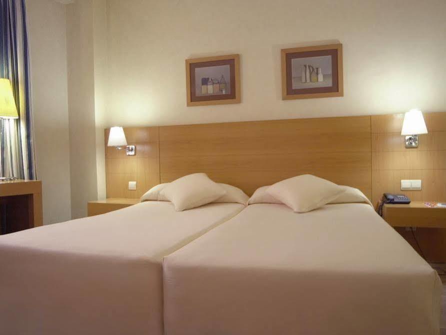 Hotel Infanta Mercedes 2*