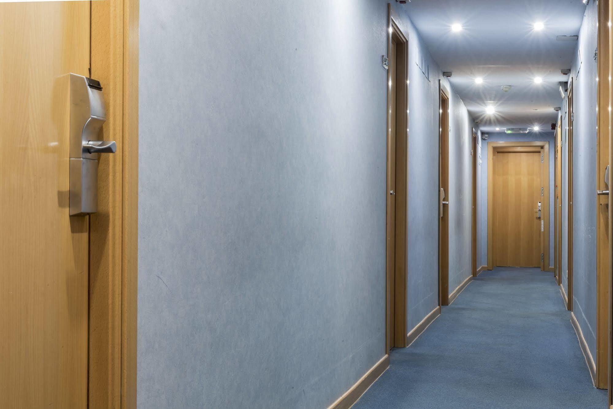 Hotel Infanta Mercedes 2*