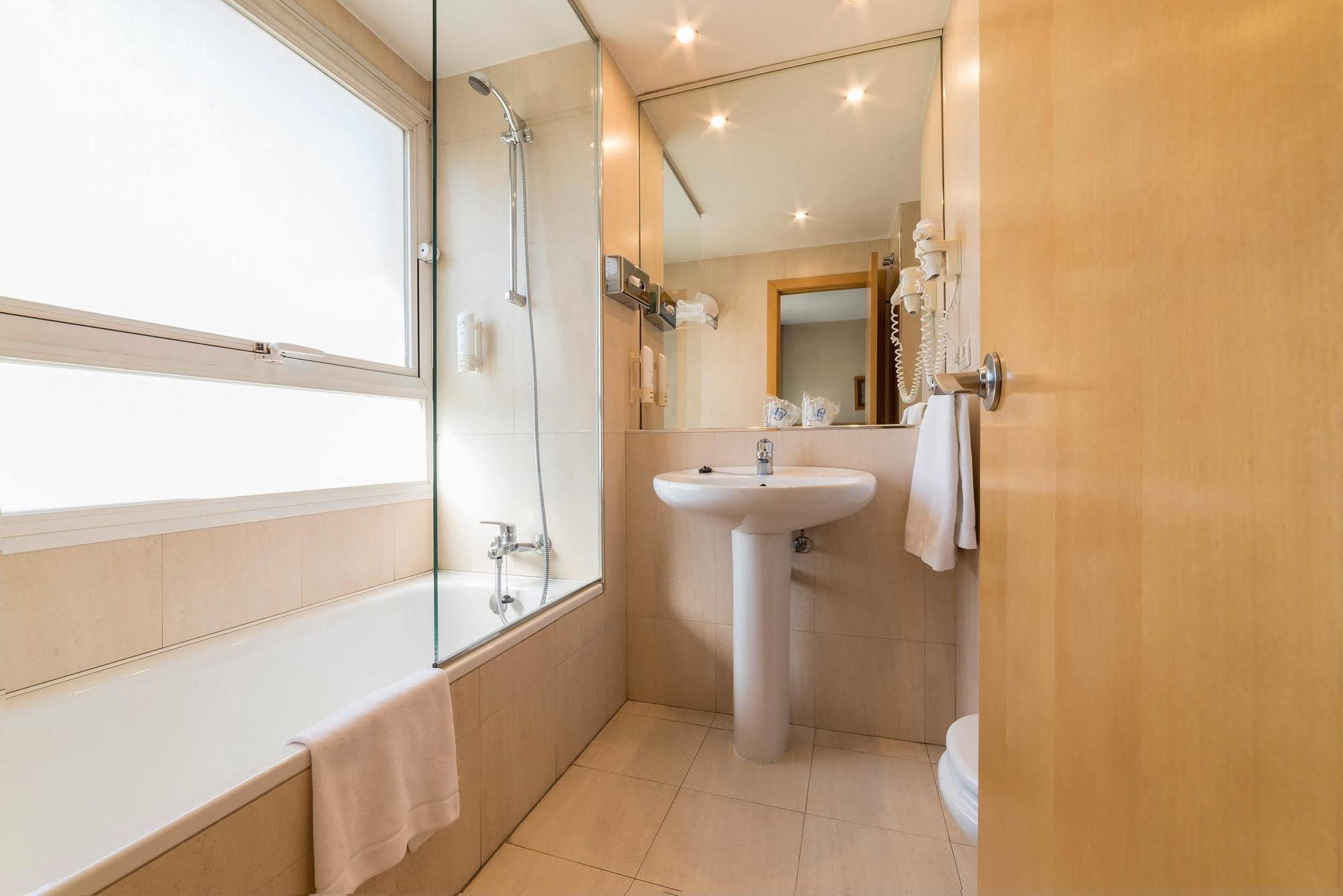 Hotel Infanta Mercedes 2*