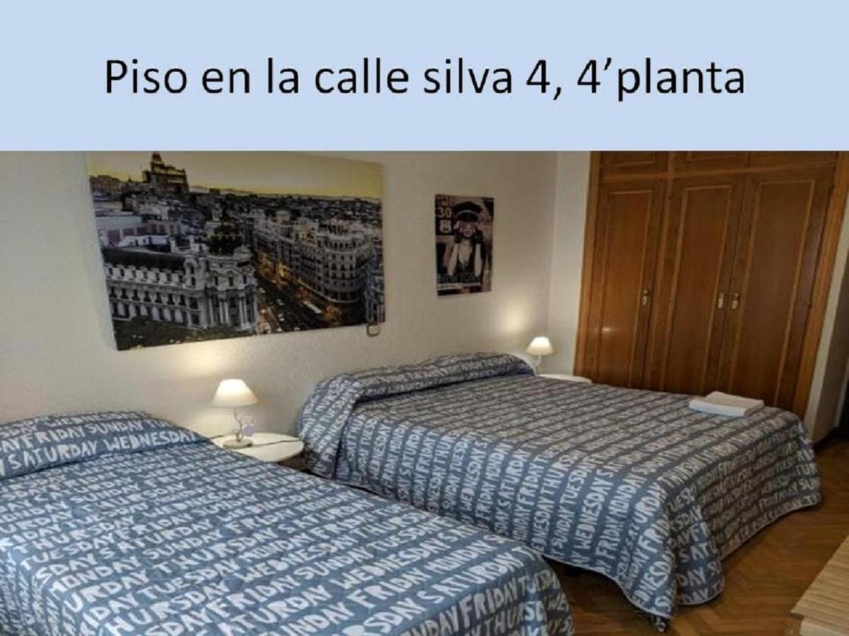 Y Estudio En La Calle Silva *