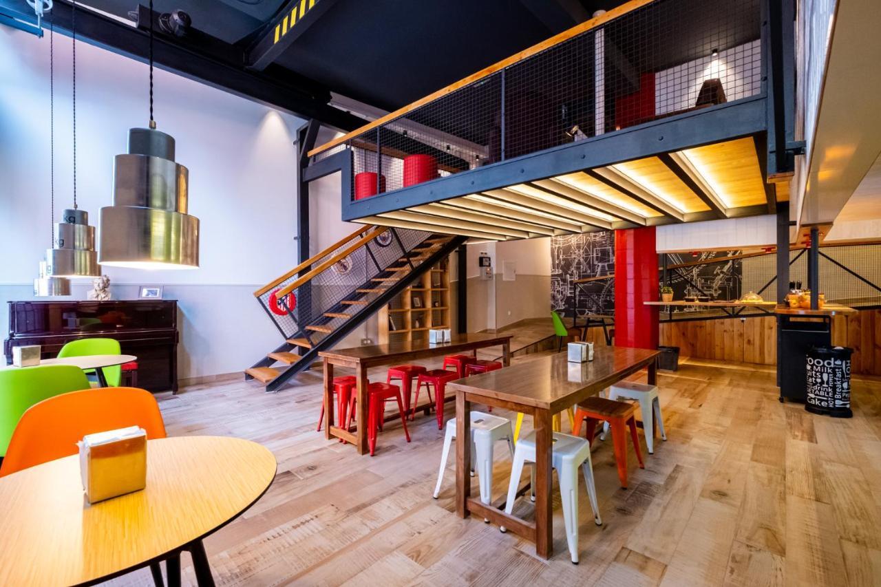 Far Bernabeu Hostel