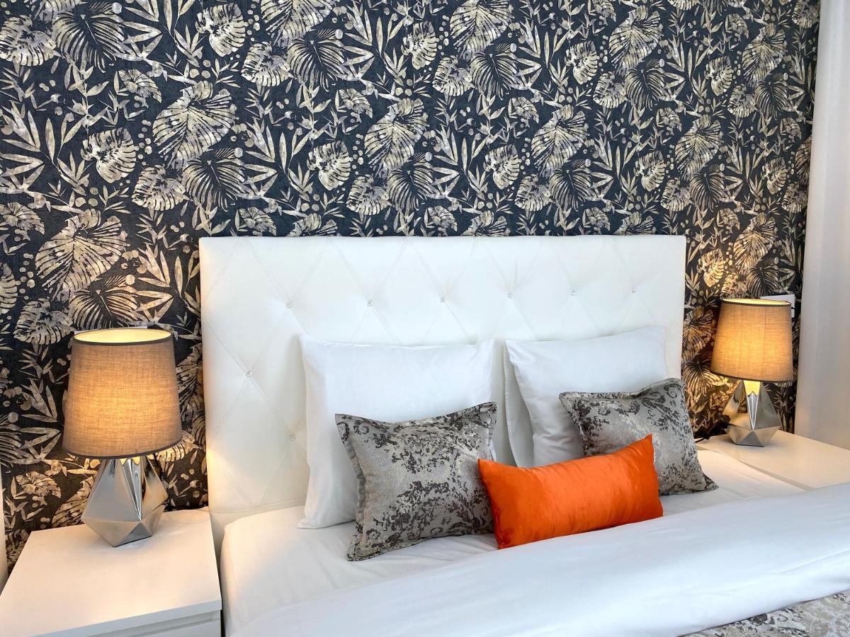Plaza Apartment *
