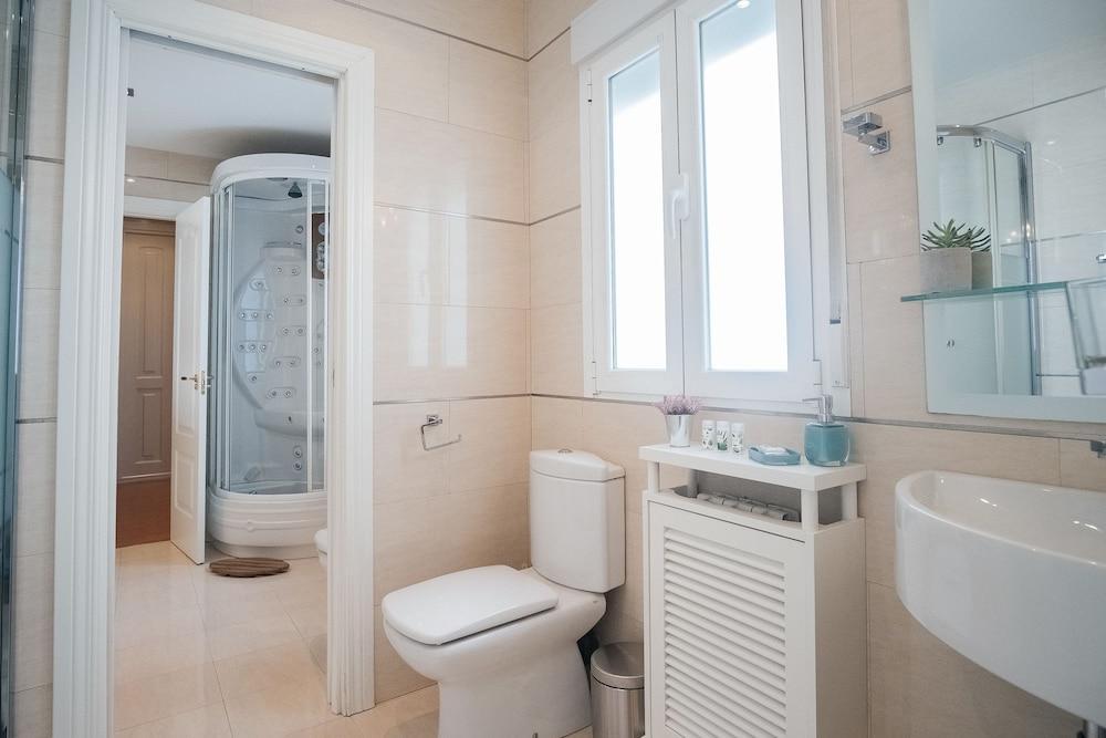 I Centrum På 300 M². Soveværelser: 5. Private Badeværelser: 4. *