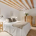 Boho-Chic Loft In A Legendary 17Th-Century \'Trap House