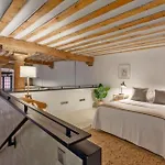 Boho-Chic Loft In A Legendary 17Th-Century \'Trap House
