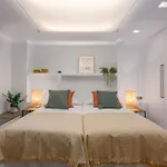 Boho-Chic Loft In A Legendary 17Th-Century \'Trap House