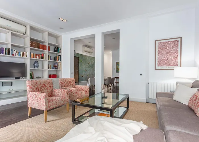 Charming And Spacious Apartment Steps From Gran Via