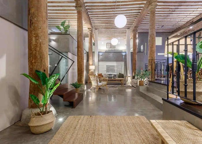 Boho-Chic Loft In A Legendary 17Th-Century \'Trap House