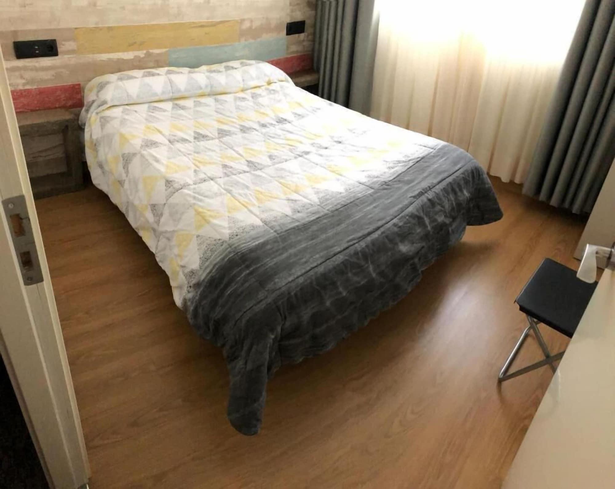 Albergue Far Bernabeu Madri