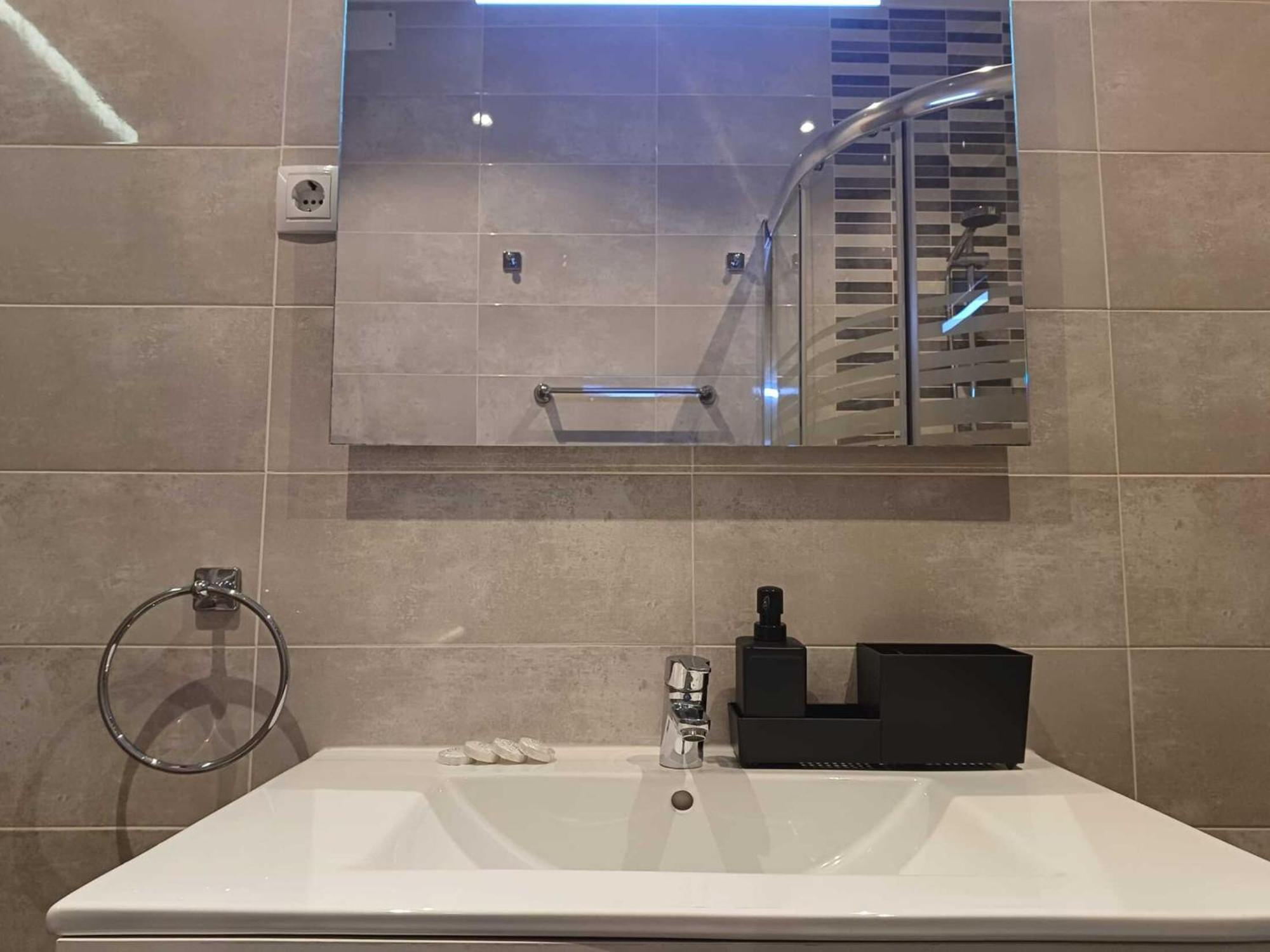 Apartamento Madrid Embajadores II - Apartamento De 4 Dormitorios Con Balcon