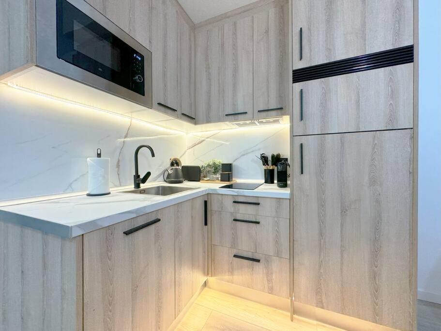 Habitacion Privada Comoda Y Bien Ubicada Con Zonas Comunes Compartidas A Lejlighed Madrid