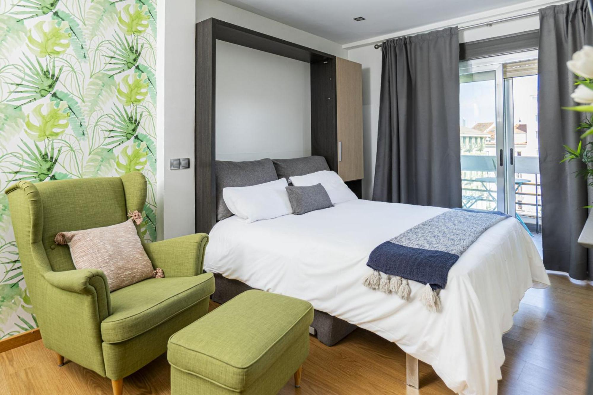 Apartment Cozy Overlooking Pedro Zerolo Square *