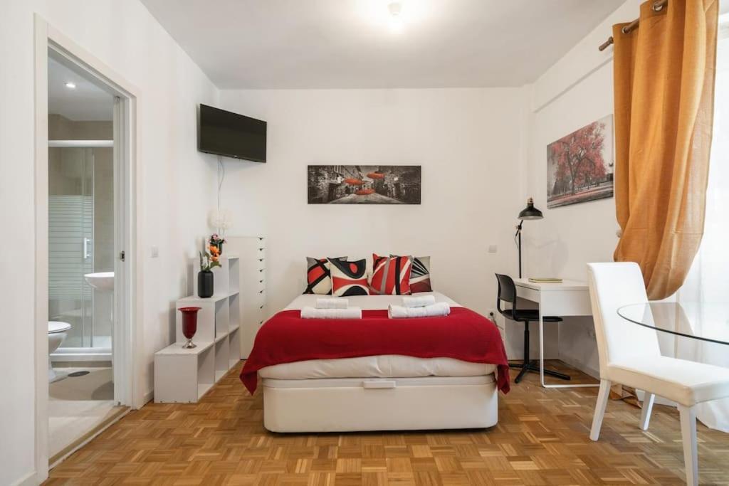 Located In Puerta De Alcala - 2 Madri