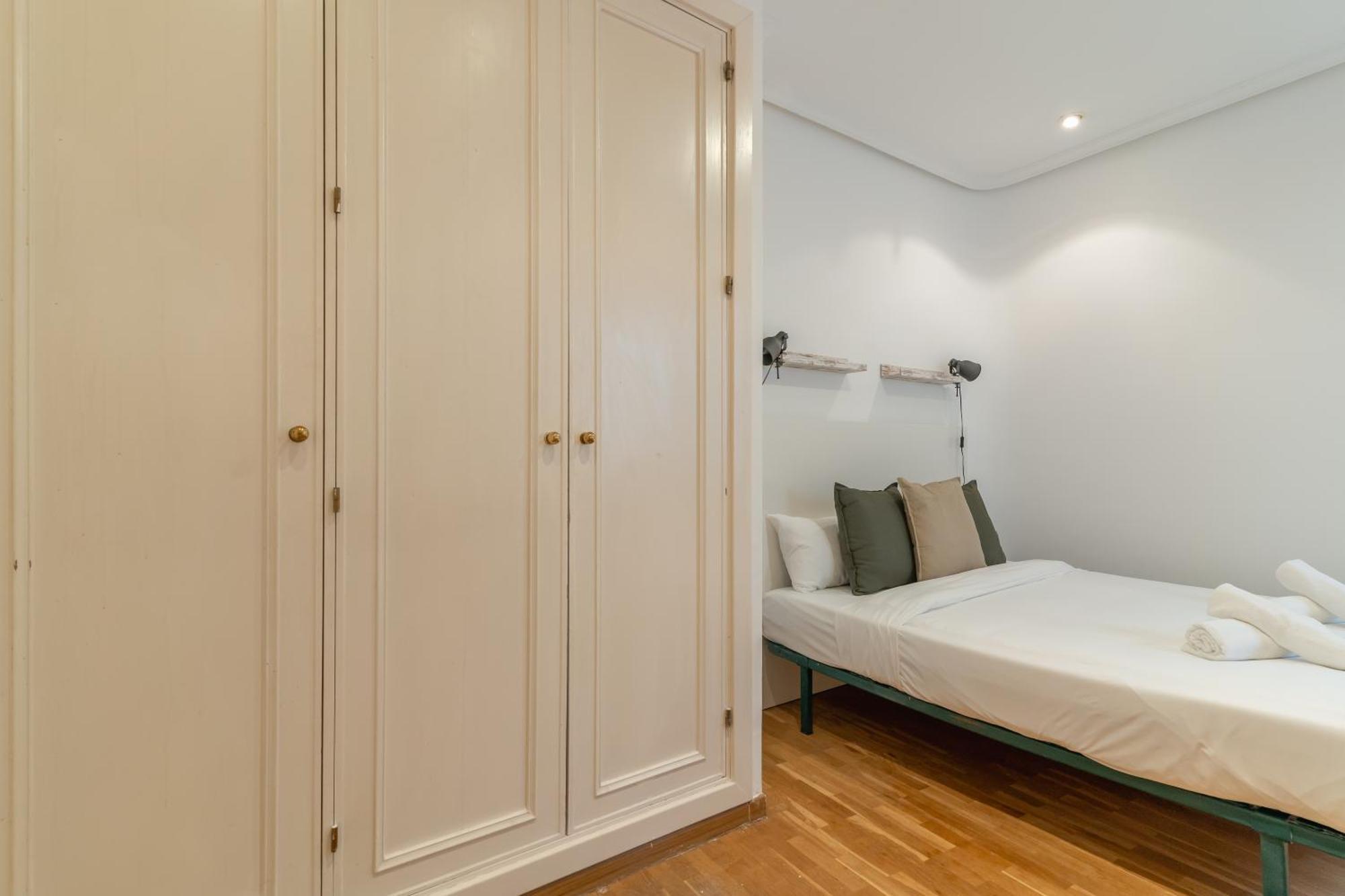 Cozy -1bedroom 1bath -anton Martin Apartment Madrid