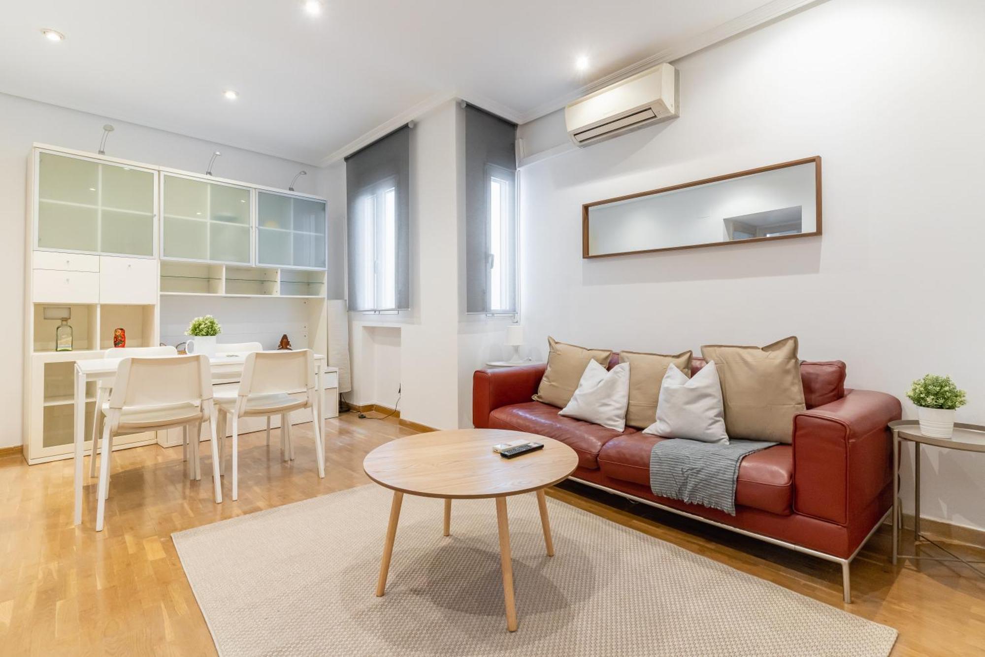 Cozy -1bedroom 1bath -anton Martin Apartment