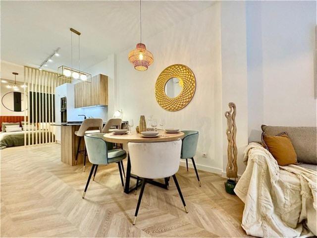Modern & Bright Studio