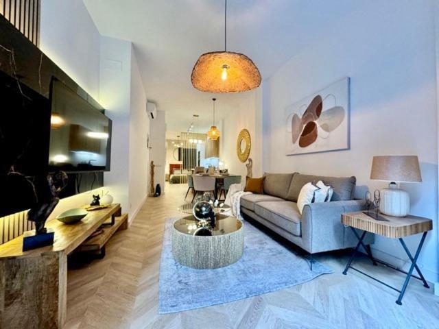 Modern & Bright Studio *