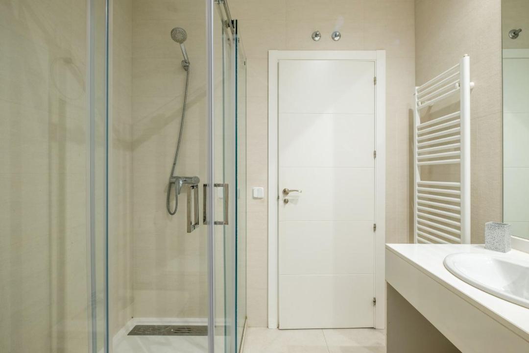 4 Bedrooms 2 Bathrooms Furnished - Salamanca - Bright - Mintystay Apartment
