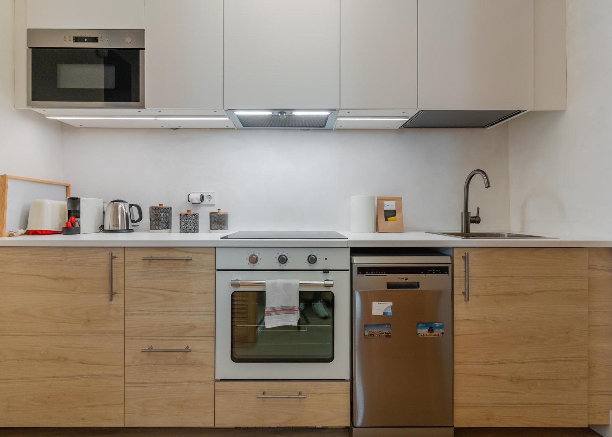 Apartment Modern Cozy With Yard - 1bd 1bath - Metro Tetuan Madrid