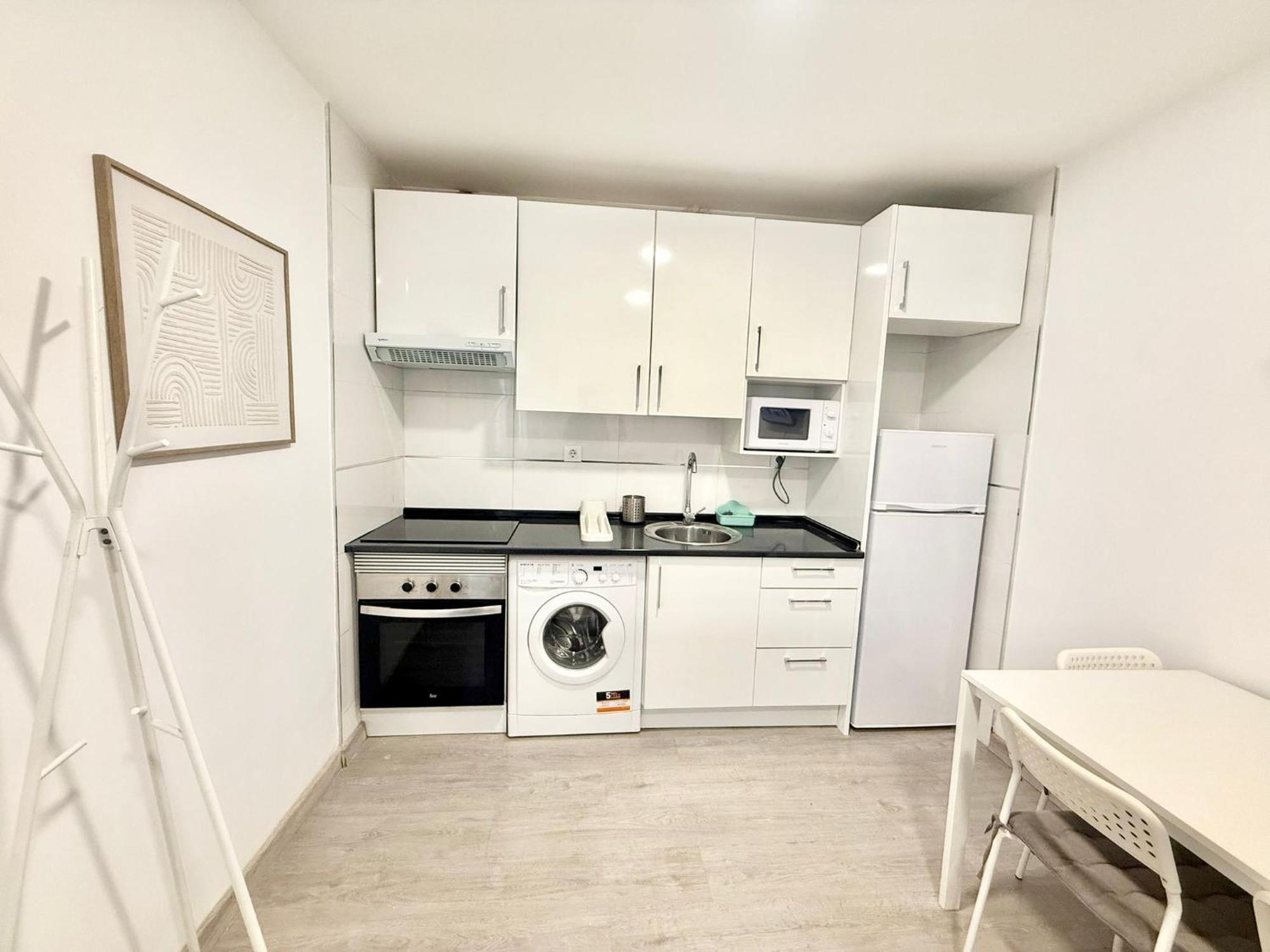 Amch Metro Avenida De America 11 Apartment
