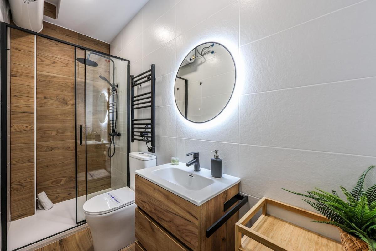 Simple And Quiet Near Retiro- Ideal For Couples * Madrid