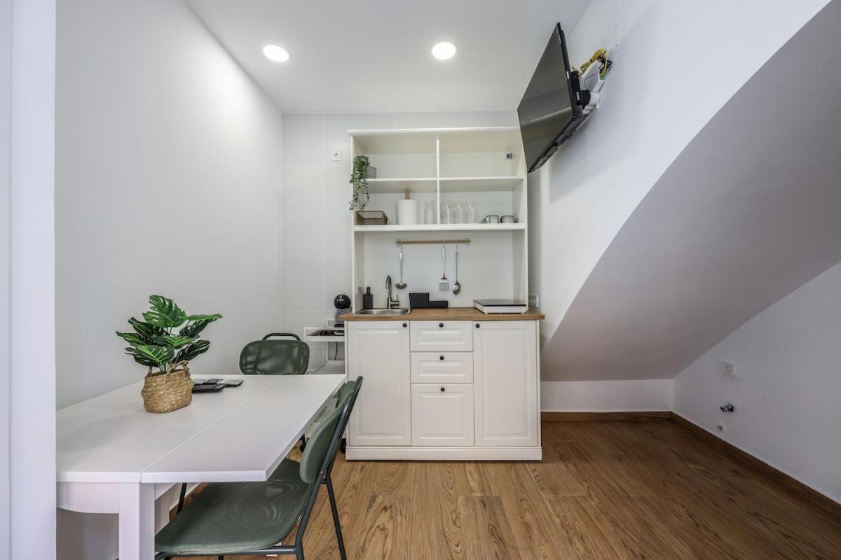 Simple And Quiet Near Retiro- Ideal For Couples Apartment