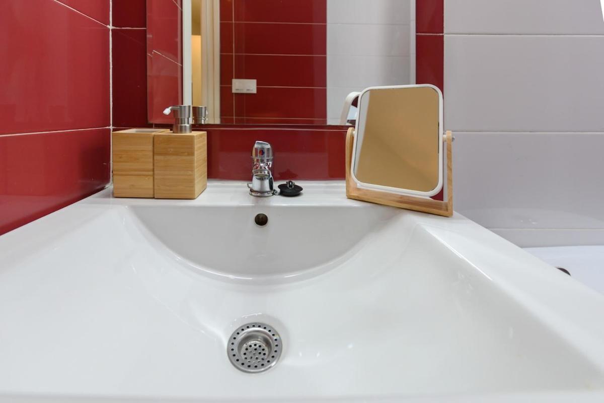 2 Bedroom With Balcony In Temporary Ten60 Madrid