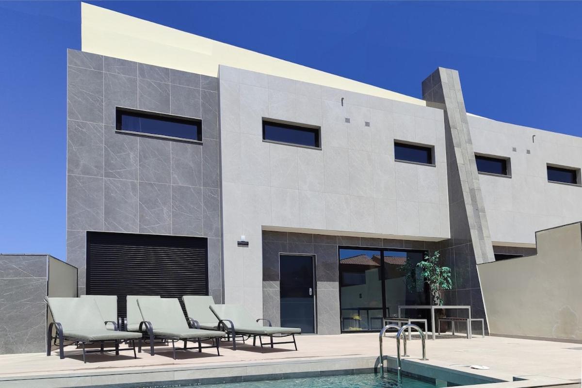Royale Rex Has Got It Villa Madrid