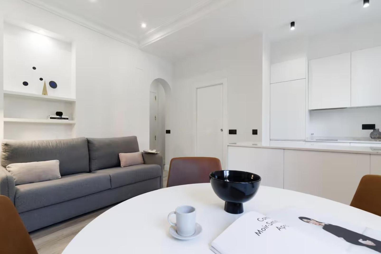 Apartamento Luz Y Diseno En Malasana, Piso Centrico Y Nuevo