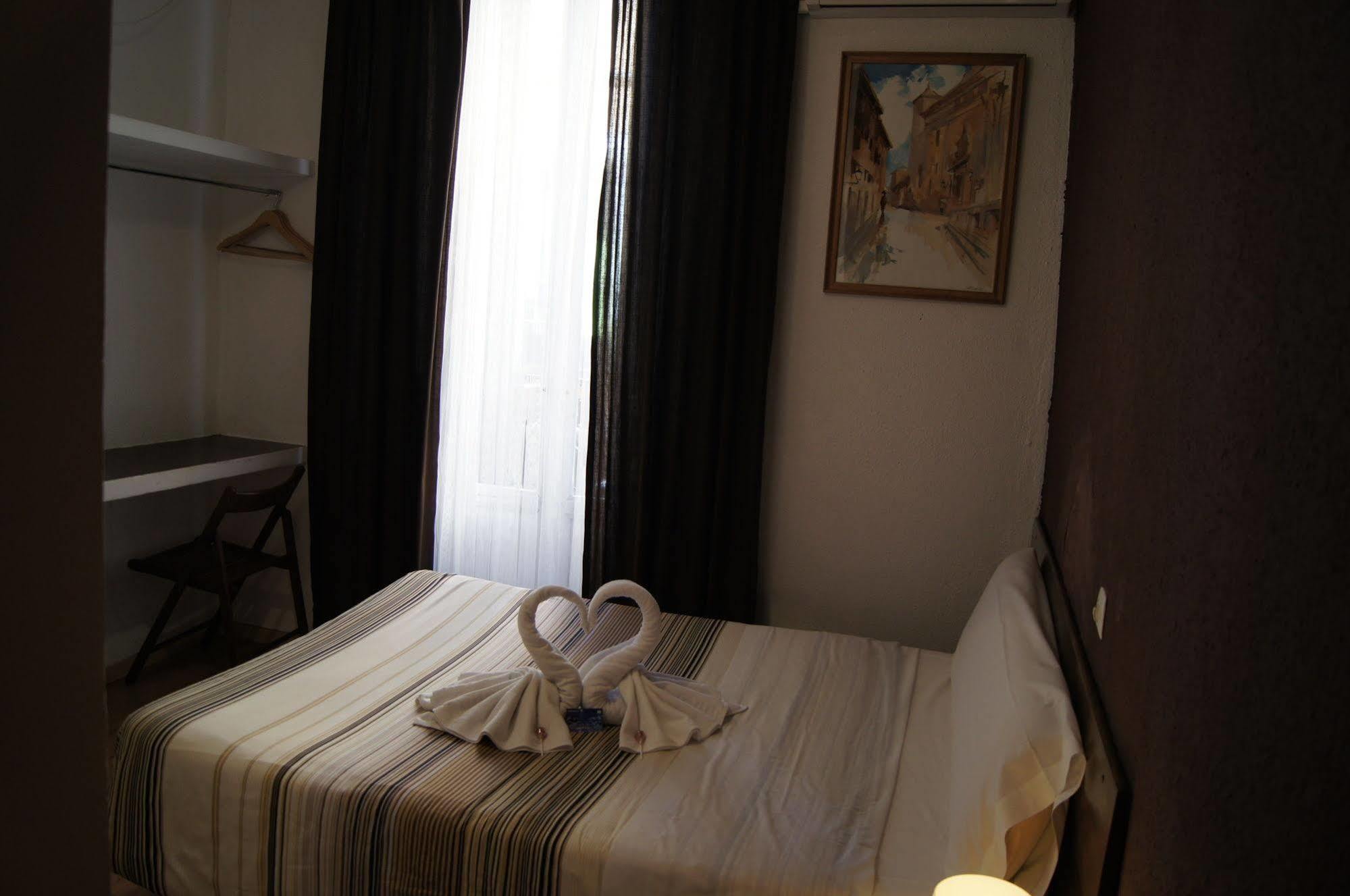 A Nuestra Senora De La Paloma Hostel Madrid