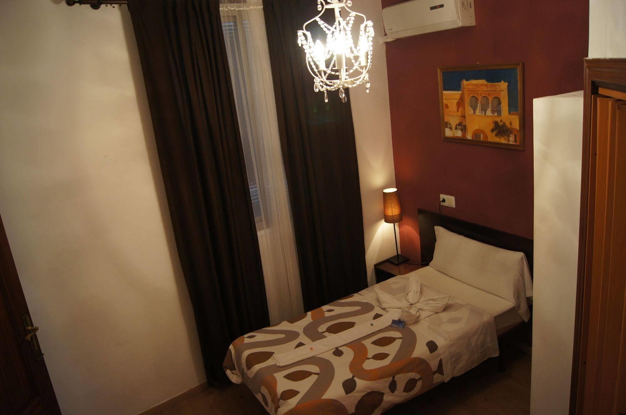 Hostel A Nuestra Senora De La Paloma Madrid