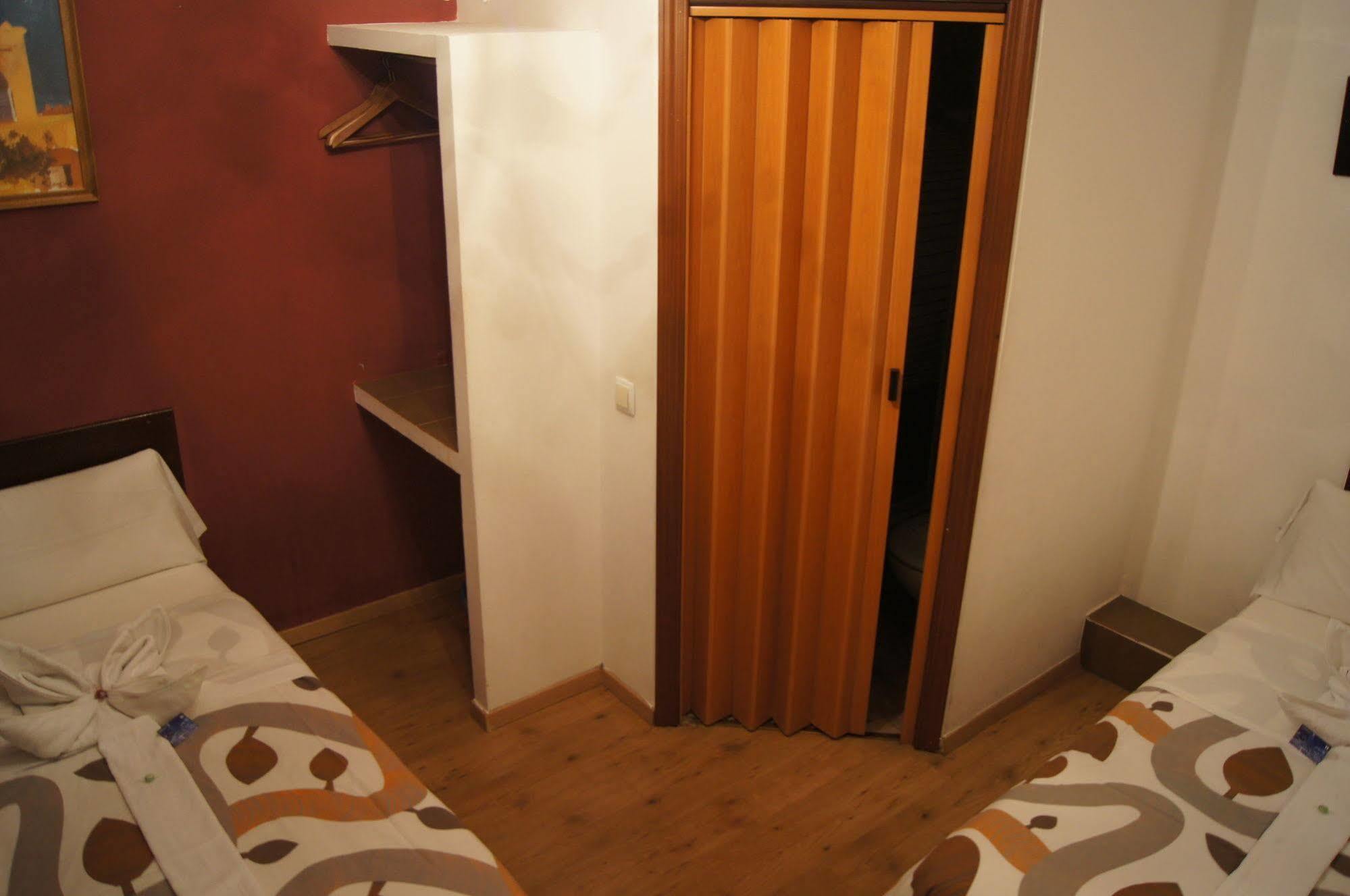 A Nuestra Senora De La Paloma Hostel Madrid