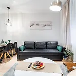 Edsam Madrid Apartments Black