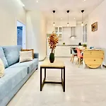 Charming Puerta Del Sol Center - 6 Bedrooms
