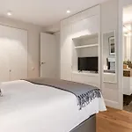 Modern Apartment With Stunning Views Of Plaza Colon