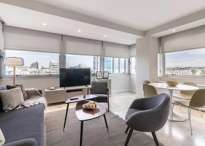 Modern Apartment With Stunning Views Of Plaza Colon