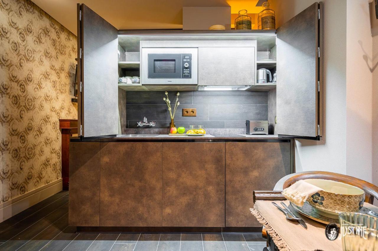 Opium Den By Justine Turistico En Rio * Madrid